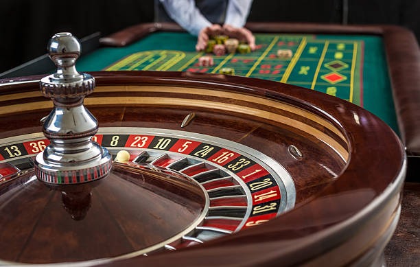 Auto-spin and bonus round activation Auto-spin and bonus feature triggers